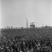 10.10.1977, Oświęcim-Brzezinka, Polska. 
Tłum zgromadzony podczas uroczystości na terenie byłego obozu zagłady Auschwitz-Birkenau, w tle wieżyczka strażnicza i dachy baraków.
Fot. Kazimierz Seko, zbiory Ośrodka KARTA