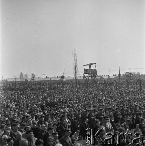 10.10.1977, Oświęcim-Brzezinka, Polska. 
Tłum zgromadzony podczas uroczystości na terenie byłego obozu zagłady Auschwitz-Birkenau, w tle wieżyczka strażnicza i dachy baraków.
Fot. Kazimierz Seko, zbiory Ośrodka KARTA