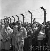 10.10.1977, Oświęcim-Brzezinka, Polska. 
Uroczystości na terenie byłego obozu zagłady Auschwitz-Birkenau, na pierwszym planie były więzień obozu w pasiaku, w tle ogrodzenie z drutu kolczastego.
Fot. Kazimierz Seko, zbiory Ośrodka KARTA