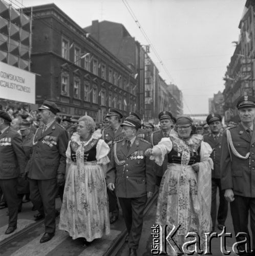 1.05.1978, Katowice, Polska.
Pochód pierwszomajowy, grupa weteranów powstań śląskich w mundurach z przypiętymi odznaczeniami i dwie kobiety w strojach regionalnych.
Fot. Kazimierz Seko, zbiory Ośrodka KARTA
