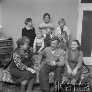 1979, brak miejsca, Polska.
Longin Raczyński - górnik z kopalni Sosnowiec, delegat na VIII Zjazd PZPR, na zdjęciu z rodziną.
Fot. Kazimierz Seko, zbiory Ośrodka KARTA
