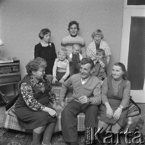 1979, brak miejsca, Polska.
Longin Raczyński - górnik z kopalni Sosnowiec, delegat na VIII Zjazd PZPR, na zdjęciu z rodziną.
Fot. Kazimierz Seko, zbiory Ośrodka KARTA
