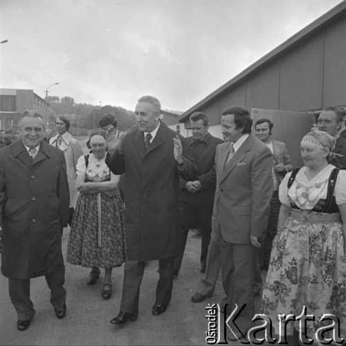 1977-1979, woj. Bielsko-Biała, Polska.
Edward Gierek z wizytą w zakładzie pracy, obok niego stoją dwie kobiety w strojach śląskich.
Fot. Kazimierz Seko, zbiory Ośrodka KARTA