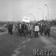 1977, Katowice, Polska.
Budowa węzła murckowskiego, pracownicy Ministerstwa Górnictwa idący na czyn partyjny.
Fot. Kazimierz Seko, zbiory Ośrodka KARTA