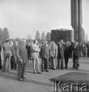1977, Sosnowiec, woj. Katowice, Polska.
Członkowie egzekutyw partyjnych z Katowic, Bielska i Częstochowy pod Pomnikiem Czynu Rewolucyjnego. Z lewej stoi Jerzy Ziętek.
Fot. Kazimierz Seko, zbiory Ośrodka KARTA
