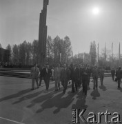 1977, Sosnowiec, woj. Katowice, Polska.
Członkowie egzekutyw partyjnych z Katowic, Bielska i Częstochowy pod Pomnikiem Czynu Rewolucyjnego. Trzeci od lewej idzie Zdzisław Grudzień.
Fot. Kazimierz Seko, zbiory Ośrodka KARTA