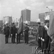 1.05.1982, Katowice, Polska.
Górnicze poczty sztandarowe po manifestacji pierwszomajowej obok Pomnika Powstańców Śląskich.
Fot. Kazimierz Seko, zbiory Ośrodka KARTA