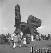 1.05.1982, Katowice, Polska.
Mieszkańcy Katowic pod Pomnikiem Powstańców Śląskich po zakończeniu manifestacji pierwszomajowej.
Fot. Kazimierz Seko, zbiory Ośrodka KARTA