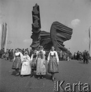 1.05.1982, Katowice, Polska.
Mieszkańcy Katowic pod Pomnikiem Powstańców Śląskich po zakończeniu manifestacji pierwszomajowej.
Fot. Kazimierz Seko, zbiory Ośrodka KARTA