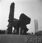 1982, Katowice, Polska.
Uroczystości pod Pomnikiem Powstańców Śląskich - nadanie Krzyża Powstańczego sztandarowi Komendy Chorągwi ZHP.
Fot. Kazimierz Seko, zbiory Ośrodka KARTA