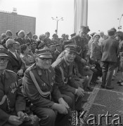 1982, Katowice, Polska.
Uroczystości pod Pomnikiem Powstańców Śląskich - nadanie Krzyża Powstańczego sztandarowi Komendy Chorągwi ZHP. Grupa weteranów powstań śląskich.
Fot. Kazimierz Seko, zbiory Ośrodka KARTA