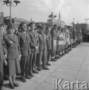 1982, Katowice, Polska.
Uroczystości pod Pomnikiem Powstańców Śląskich - nadanie Krzyża Powstańczego sztandarowi Komendy Chorągwi ZHP.
Fot. Kazimierz Seko, zbiory Ośrodka KARTA