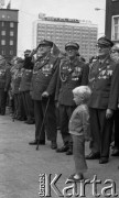 1982, Katowice, Polska.
Wmurowanie tablicy pamiątkowej na ścianie Teatru Śląskiego w 60 rocznicę objęcia Śląska przez władze polskie, grupa weteranów powstań śląskich w mundurach z przypiętymi odznaczeniami, na pierwszym planie chłopiec. W tle budynek hotelu 