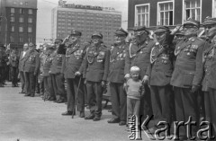 1982, Katowice, Polska.
Wmurowanie tablicy pamiątkowej na ścianie Teatru Śląskiego w 60 rocznicę objęcia Śląska przez władze polskie. Grupa weteranów powstań śląskich w mundurach z przypiętymi odznaczeniami, na pierwszym planie chłopiec. W tle budynek hotelu 