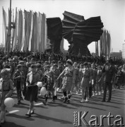 1.05.1983, Katowice, Polska.
Pochód pierwszomajowy, grupa zuchów i hacerzy przechodzi obok Pomnika Powstańców Śląskich.
Fot. Kazimierz Seko, zbiory Ośrodka KARTA
