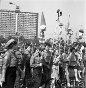 1.05.1983, Katowice, Polska.
Pochód pierwszomajowy, grupa zuchów i hacerzy przechodzi obok Pomnika Powstańców Śląskich.
Fot. Kazimierz Seko, zbiory Ośrodka KARTA
