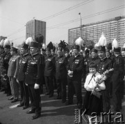 1.05.1983, Katowice, Polska.
Pierwszomajowy wiec pod Pomnikiem Powstańców Śląskich, grupa górników w strojach galowych, z prawej stoi dziewczynka z kwiatami.
Fot. Kazimierz Seko, zbiory Ośrodka KARTA
