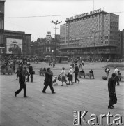 1.05.1983, Katowice, Polska.
Fragment miasta, portret Włodzimierza Lenina (dekoracja z okazji 1 Maja) na jednym z budynków. Z prawej siedziba Śląskiego Wydawnictwa Prasowego.
Fot. Kazimierz Seko, zbiory Ośrodka KARTA, udostepniła Barbara Karwat-Seko.