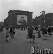 1.05.1983, Katowice, Polska.
Fragment miasta, portret Włodzimierza Lenina (dekoracja z okazji 1 Maja) na jednym z budynków.
Fot. Kazimierz Seko, zbiory Ośrodka KARTA.