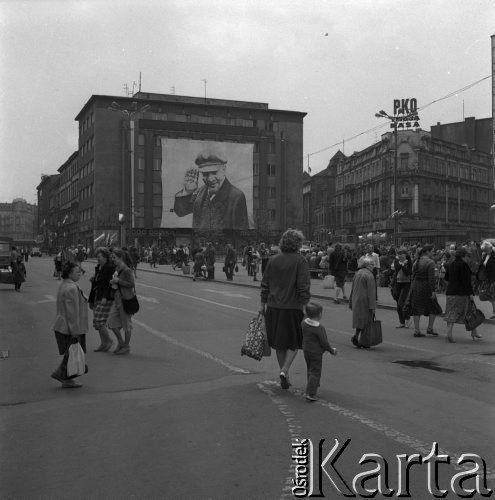 1.05.1983, Katowice, Polska.
Fragment miasta, portret Włodzimierza Lenina (dekoracja z okazji 1 Maja) na jednym z budynków.
Fot. Kazimierz Seko, zbiory Ośrodka KARTA.