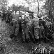 Wrzesień 1984, Świrklaniec (okolice), woj. Katowice, Polska.
Ćwiczenia Straży Pożarnej w gaszeniu pożaru lasu. Strażacy pchający pod górę wóz strażacki.
Fot. Kazimierz Seko, zbiory Ośrodka KARTA