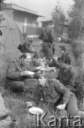 Wrzesień 1984, Świerklaniec, woj. Katowice, Polska.
Ćwiczenia Straży Pożarnej w gaszeniu pożaru lasu. Strażacy podczas posiłku po akcji gaśniczej.
Fot. Kazimierz Seko, zbiory Ośrodka KARTA