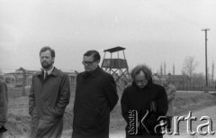 8.12.1985, Oświęcim-Brzezinka, Polska.
Członkowie Niemieckiej Partii Socjaldemokratycznej (SPD) z wizytą w obozie koncentracyjnym, w środku idzie przewodniczący niemieckiej delegacji Hans Koschnick.
Fot. Kazimierz Seko, zbiory Ośrodka KARTA