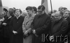 8.12.1985, Oświęcim-Brzezinka, Polska.
Członkowie Niemieckiej Partii Socjaldemokratycznej (SPD) podczas uroczystości na terenie obozu koncentracyjnego, drugi od prawej stoi przewodniczący niemieckiej delegacji Hans Koschnick.
Fot. Kazimierz Seko, zbiory Ośrodka KARTA
