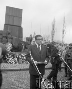 8.12.1985, Oświęcim-Brzezinka, Polska.
Członkowie Niemieckiej Partii Socjaldemokratycznej (SPD) z wizytą w obozie koncentracyjnym, przemawia przewodniczący niemieckiej delegacji Hans Koschnick.
Fot. Kazimierz Seko, zbiory Ośrodka KARTA