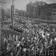 1.05.1980, Katowice, Polska.
Pochód pierwszomajowy na ulicach miasta. Manifestanci z biało-czerwonymi flagami, portretami przodowników pracy i hasłami: 