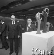 Grudzień 1979, Katowice, Polska.
Biuro Wystaw Artystycznych, I Sekretarz KC PZPR - Edward Gierek i I Sekretarz KW PZPR - Zdzisław Grudzień, oglądający wystawę szkła artystycznego.
Fot. Kazimierz Seko, zbiory Ośrodka KARTA