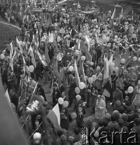 1.05.1980, Katowice, Polska.
Pochód pierwszomajowy na ulicach miasta. Manifestanci z biało-czerwonymi flagami, balonikami i portretami przodowników pracy.
Fot. Kazimierz Seko, zbiory Ośrodka KARTA