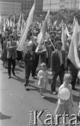 1.05.1986, Katowice, Polska.
Uczestnicy pochodu pierwszomajowego, na pierwszym planie dziewczynka z balonikiem.
Fot. Kazimierz Seko, zbiory Ośrodka KARTA