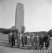 3.07.1986, Katowice, Polska.
Zagraniczni goście X Zjazdu PZPR idą pod Pomnik Powstańców Śląskich.
Fot. Kazimierz Seko, zbiory Ośrodka KARTA
