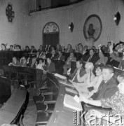 Listopad 1986, Katowice, Polska.
Konferencja Sprawozdawczo-Wyborcza PZPR w siedzibie Urzędu Wojewódzkiego, delegaci podczas głosowania.
Fot. Kazimierz Seko, zbiory Ośrodka KARTA
