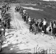 1954, Gliwice, Polska.
Motocross gigant, zawodnik z numerem 237 pokonujący piaszczystą drogę. Po obu stronach stoją widzowie.
Fot. Kazimierz Seko, zbiory Ośrodka KARTA