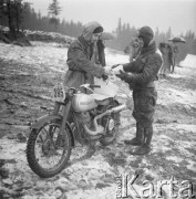 ok. 1952, brak miejsca, Polska.
Rajd motocyklowy, zawodnik Kuroczka z numerem 385 obok motocykla marki 