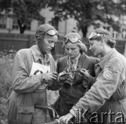 1953, Gliwice, Polska.
Kobiecy Rajd Uniwersalny, trzy zawodniczki stojące obok motocykla, jedna z kobiet trzyma kombinerki, druga śrubokręt.
Fot. Kazimierz Seko, zbiory Ośrodka KARTA