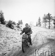 ok. 1952, brak miejsca, Polska.
Rajd motocyklowy, zawodnik CWKS Figurski z numerem 421.
Fot. Kazimierz Seko, zbiory Ośrodka KARTA