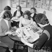lata 60-te, Kozłowa Góra k/Piekar Śląskich, Polska.
Dom Ludowy pod patronatem Związku Młodzieży Wiejskiej, dziewczyny przeglądające w czytelni kolorowe tygodniki.
Fot. Kazimierz Seko, zbiory Ośrodka KARTA.