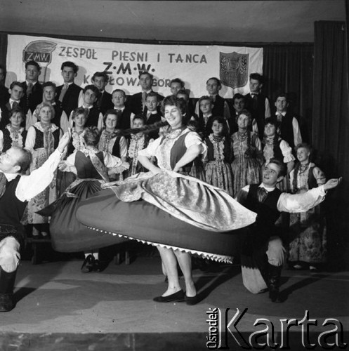 lata 60-te, Kozłowa Góra k/Piekar Śląskich, Polska.
Występ Zespołu Pieśni i Tańca ZMW Kozłowa Góra, na pierwszym planie tancerze.
Fot. Kazimierz Seko, zbiory Ośrodka KARTA.