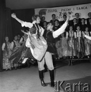 lata 60-te, Kozłowa Góra k/Piekar Śląskich, Polska.
Występ Zespołu Pieśni i Tańca ZMW Kozłowa Góra, na pierwszym planie tańcząca para.
Fot. Kazimierz Seko, zbiory Ośrodka KARTA.