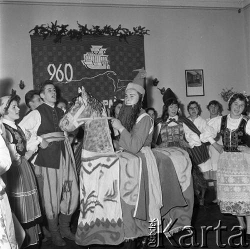 lata 60-te, Kozłowa Góra k/Piekar Śląskich, Polska.
Występ Zespołu Pieśni i Tańca ZMW Kozłowa Góra, w środku Lajkonik.
Fot. Kazimierz Seko, zbiory Ośrodka KARTA.