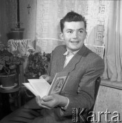 lata 60-te, Kozłowa Góra k/Piekar Śląskich
Chłopiec przeglądający 