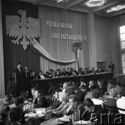 lata 60-te, brak miejsca, Polska.
Prelegent na mównicy podczas III Zjazdu Związku Młodzieży Wiejskiej, nad stołem prezydialnym wisi Orzeł Biały oraz hasło: 