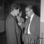 lata 60-te, brak miejsca, Polska.
Delegaci na III Zjazd Związku Młodzieży Wiejskiej, rozmowy w kuluarach.
Fot. Kazimierz Seko, zbiory Ośrodka KARTA
