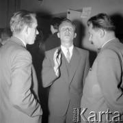 lata 60-te, brak miejsca, Polska.
Delegaci na III Zjazd Związku Młodzieży Wiejskiej, rozmowy w kuluarach.
Fot. Kazimierz Seko, zbiory Ośrodka KARTA
