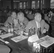 lata 60-te, brak miejsca, Polska.
Goście III Zjazdu Związku Młodzieży Wiejskiej.
Fot. Kazimierz Seko, zbiory Ośrodka KARTA
