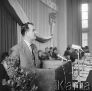 lata 60-te, brak miejsca, Polska.
Obrady III Zjazdu Związku Młodzieży Wiejskiej. Delegat na mównicy.
Fot. Kazimierz Seko, zbiory Ośrodka KARTA
