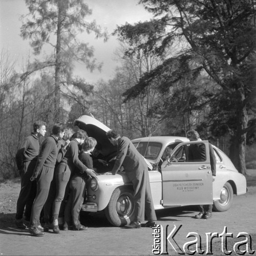 lata 50-60-te, brak miejsca, Polska.
Kurs na prawo jazdy zorganizowany przez Ligę Przyjaciół Żołnierza z Gliwic, kursanci zaglądają pod maskę samochodu.
Fot. Kazimierz Seko, zbiory Ośrodka KARTA

